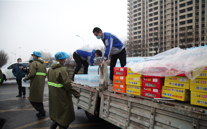 2月25日，山東金格瑞機械有限公司派代表來到齊魯師范學(xué)院捐贈防疫物資，保障校園防疫物品備足備齊，助力學(xué)校的疫情防控工作。