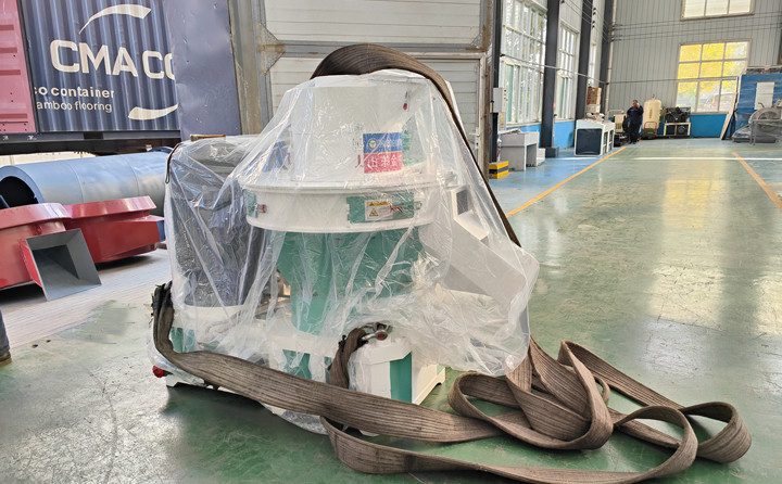 顆粒機單機時產量可以達到0.7-1噸，一天按照10小時計算，可以產出7-10噸成品顆粒，按照1噸顆粒最低100元錢利潤來計算，一天的利潤可以達到700-1000元。